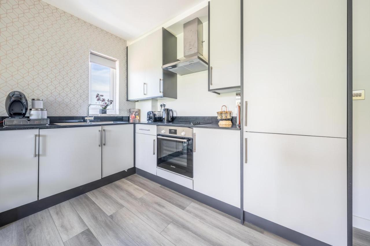 Ash View Place 4 -Heathrow - Thorpe Park - Free Parking Staines-upon-Thames Exterior photo