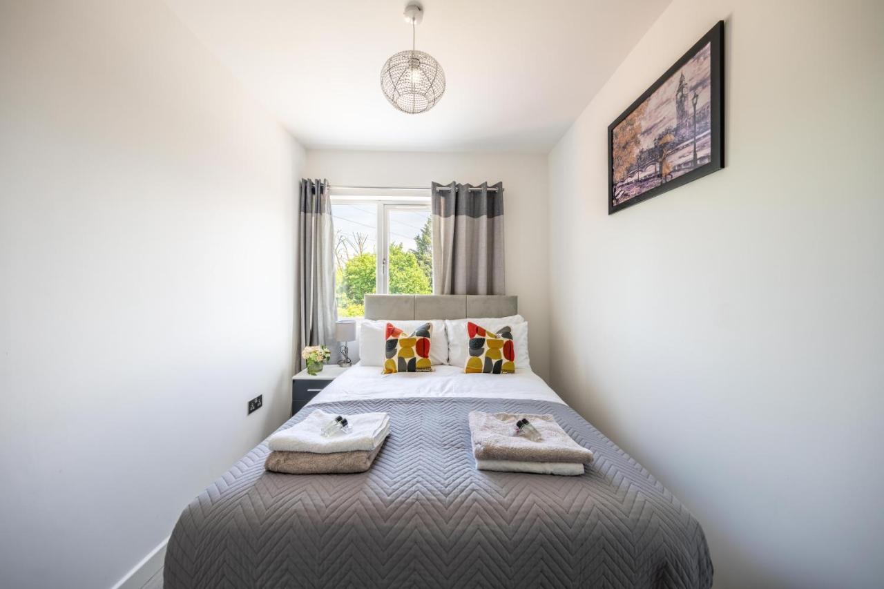 Ash View Place 4 -Heathrow - Thorpe Park - Free Parking Staines-upon-Thames Exterior photo