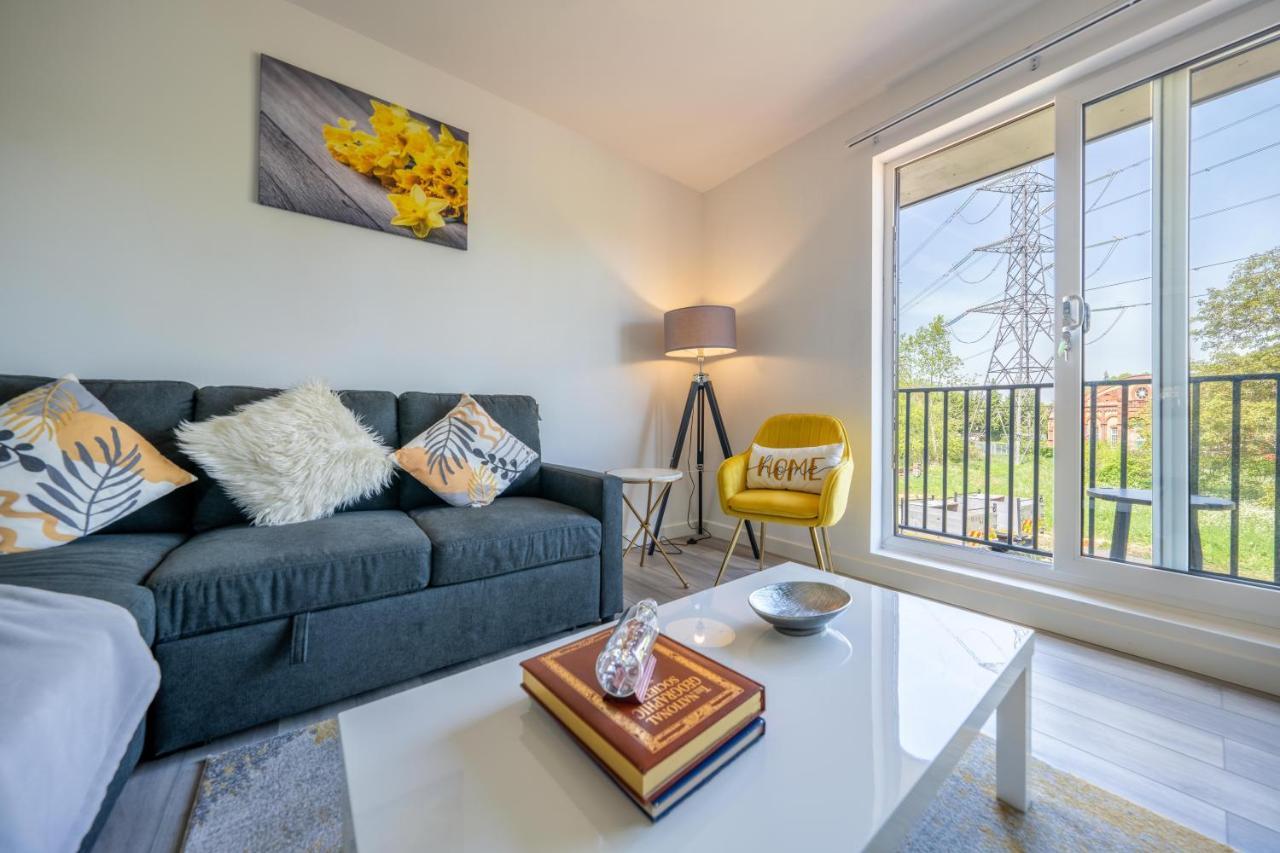Ash View Place 4 -Heathrow - Thorpe Park - Free Parking Staines-upon-Thames Exterior photo