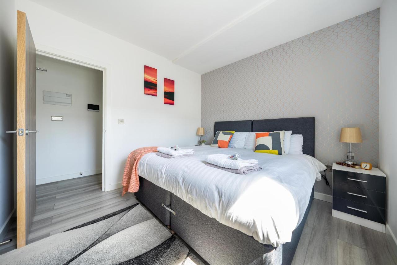 Ash View Place 4 -Heathrow - Thorpe Park - Free Parking Staines-upon-Thames Exterior photo